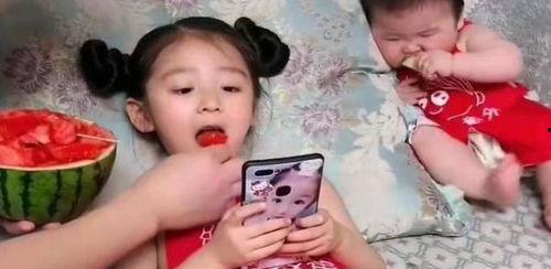 儿子与女儿吃瓜