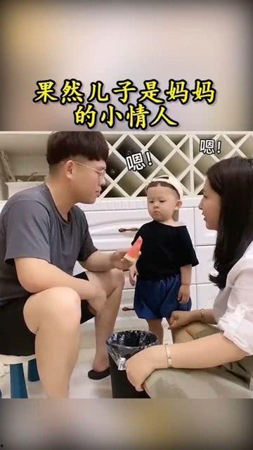 儿子与女儿吃瓜