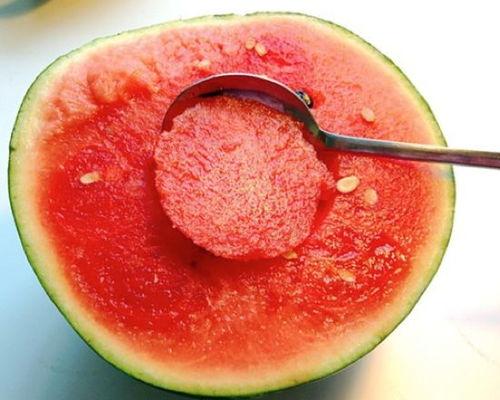 托着下巴吃瓜,揭秘网络时代的“吃瓜群众”现象