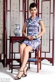 旗袍美女吃瓜视频,风情万种一幕成画