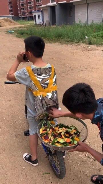 半路打劫吃瓜,吃瓜群众见证惊险一幕