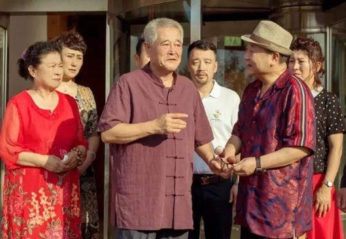 赵本山扮演刘老根吃瓜,赵本山演绎乡村生活的幽默瞬间